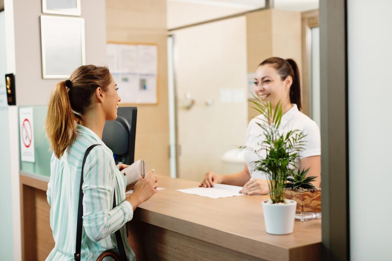 Hotel Premier Aqua - Adults Only Vrdnik Exterior foto Receptionist at work