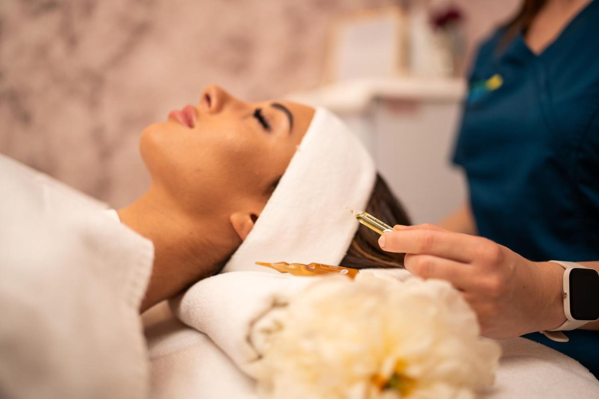 Hotel Premier Aqua - Adults Only Vrdnik Exterior foto A woman receiving a facial treatment