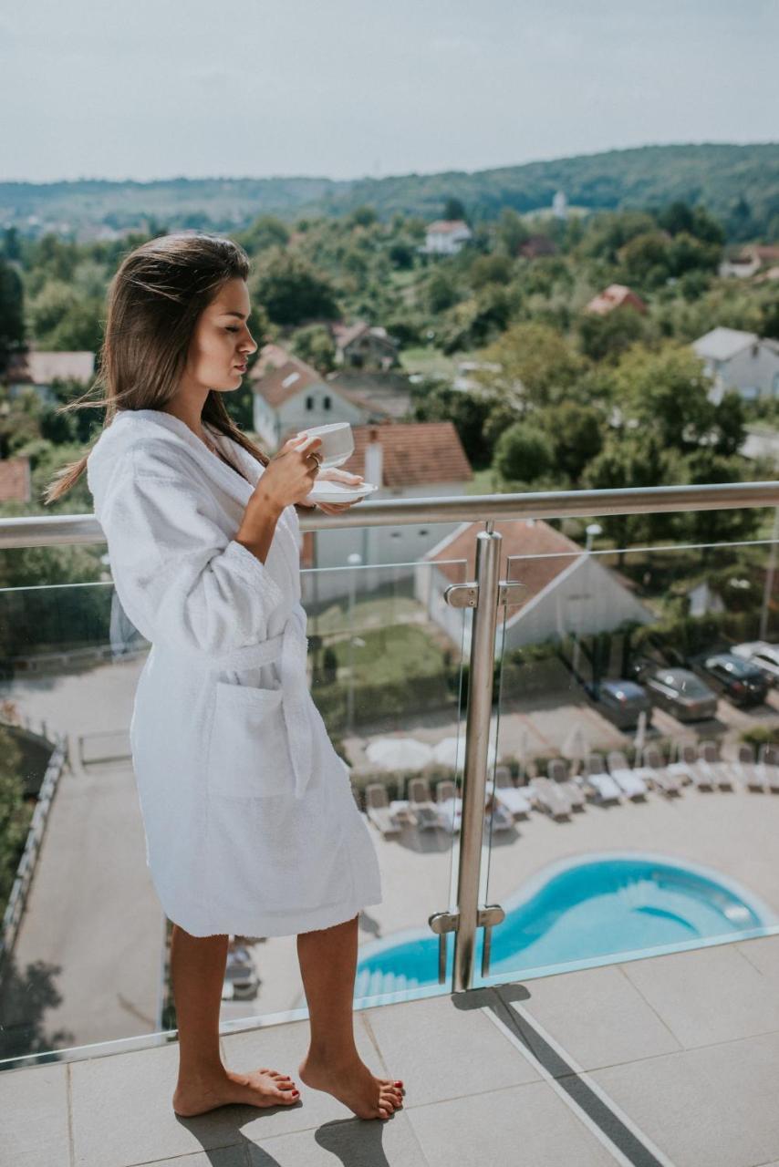 Hotel Premier Aqua - Adults Only Vrdnik Exterior foto A woman wearing a bathrobe
